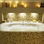 mozaikkal burkolt fürdőkád